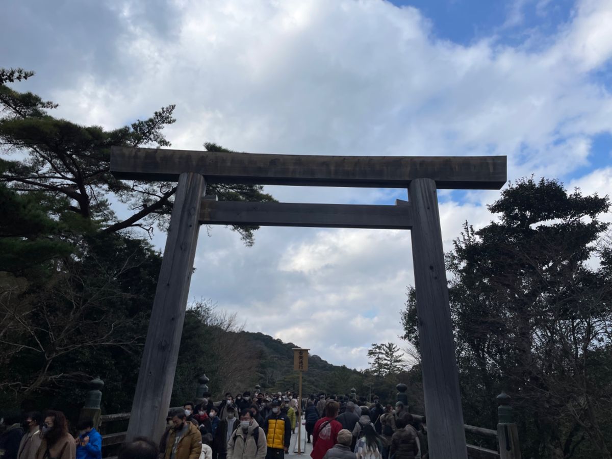 初詣は伊勢神宮内宮に参拝。人出も増えて賑わっていたしたが、それでも駐車場に...