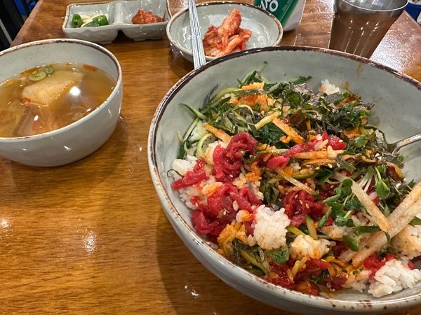 大韓民国 (韓国)・ソウル「ソウル旅行」の写真：ユッケと牡蠣クッパを食す