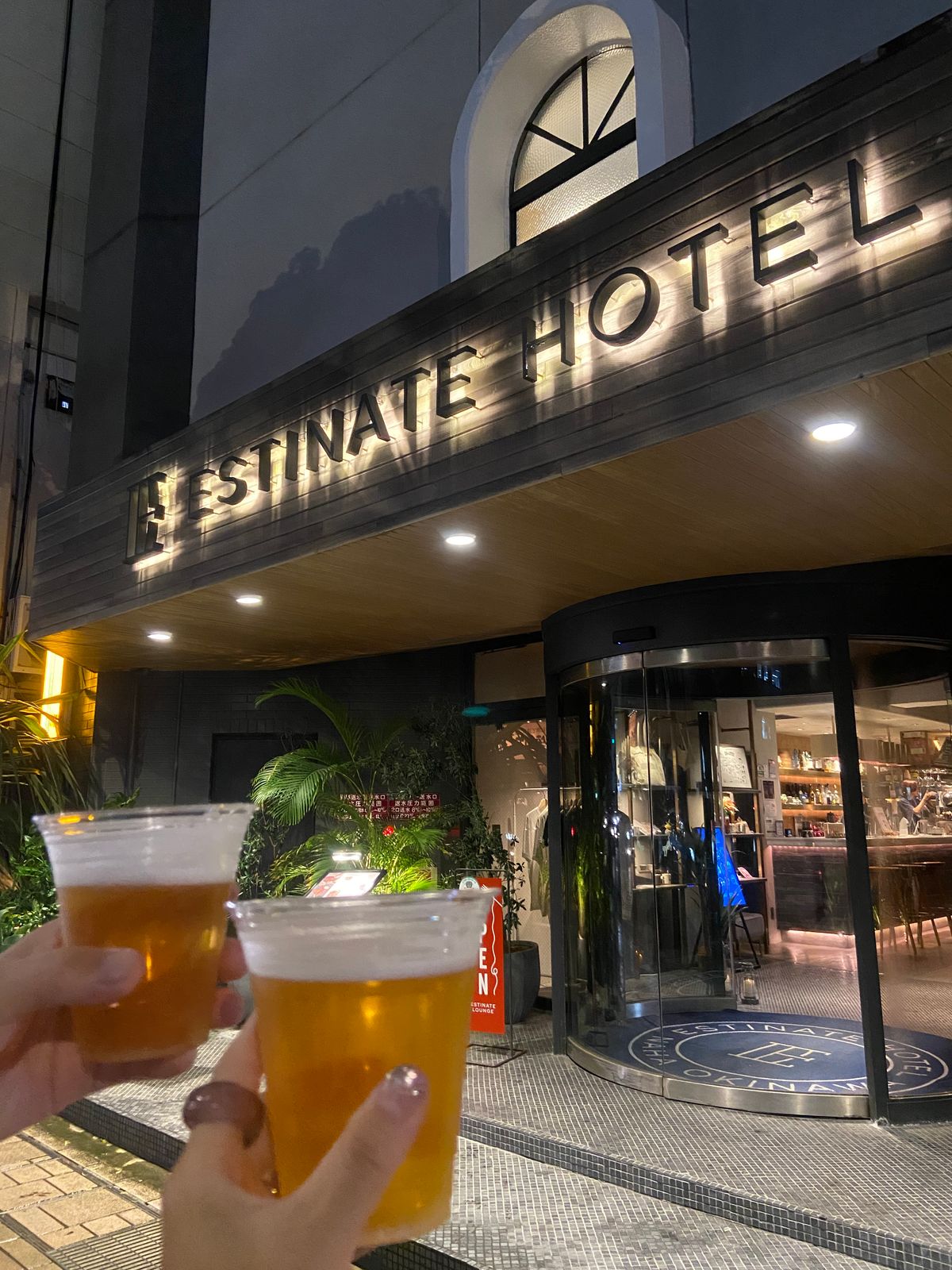 初日のホテル
18：00からのフリービールうれしい
朝ごはんはカフェメニュ...