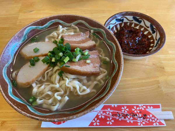 日本・沖縄県「沖縄旅行」の写真：初日の沖縄そば、もずくキムチ添え
安くて...