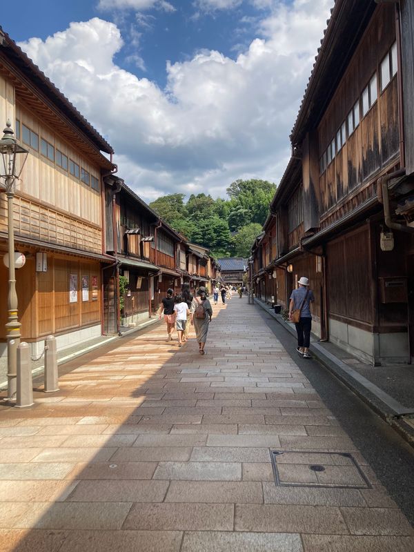 日本・石川県「石川県へ」の写真：市場で海鮮食べれるお店たくさんあった。
...