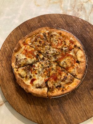 沖縄初日。
夜に入り、初日の夕食はジョージレストランでハンバーグピザ🍕