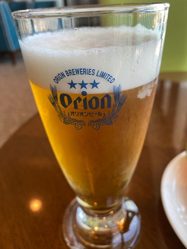 日本・沖縄県「片道6000マイル！シーズンオフの沖縄」の写真：ラウンジを利用してビールと小腹満たし。
...