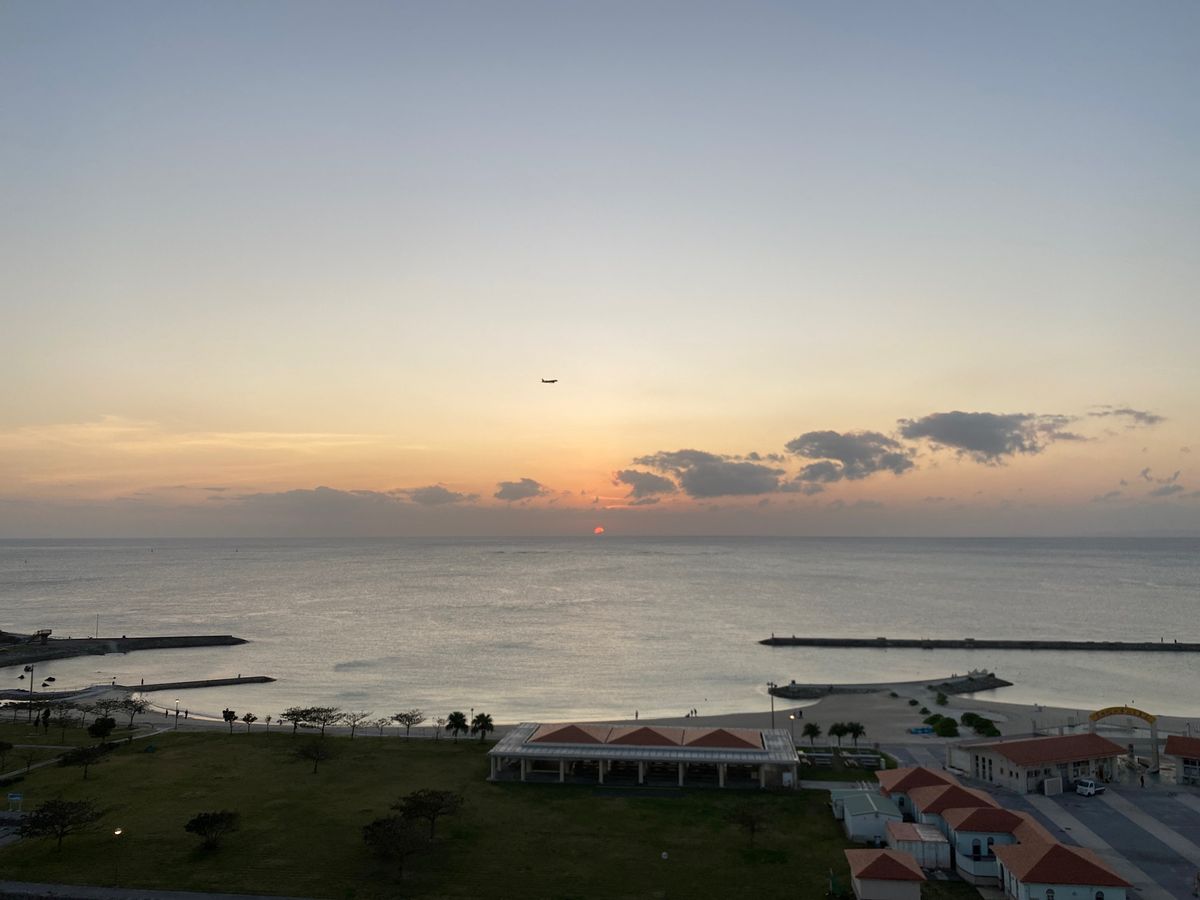 海に沈む太陽と飛行機を一緒に眺められるなんて、旅好きにはたまらない。
ずっ...