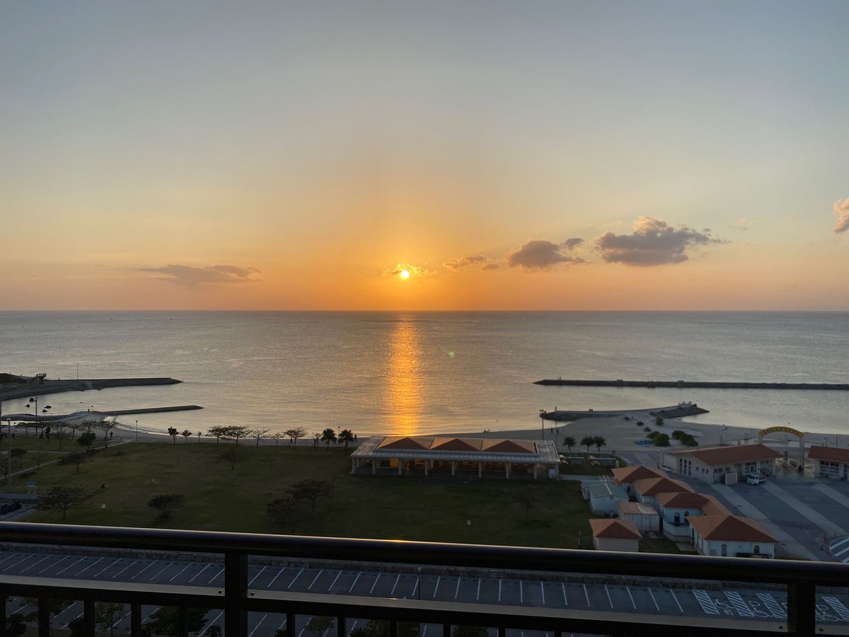 海に沈む太陽と飛行機を一緒に眺められるなんて、旅好きにはたまらない。
ずっ...