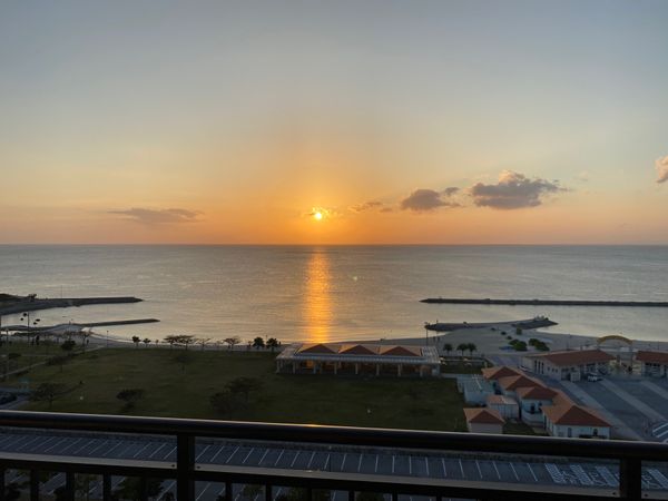 日本・沖縄県「片道6000マイル！シーズンオフの沖縄」の写真：海に沈む太陽と飛行機を一緒に眺められるな...