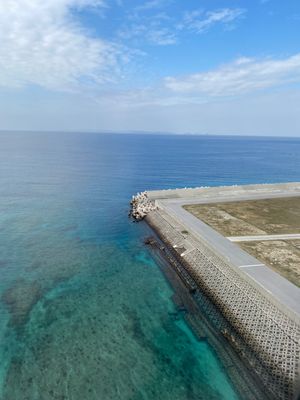 1月でも入れそうな沖縄の海。
飛行機から見てもこんなに綺麗。