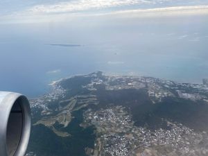 1月でも入れそうな沖縄の海。
飛行機から見てもこんなに綺麗。