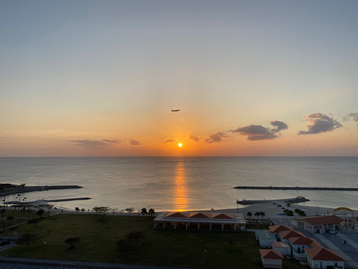 海に沈む太陽と飛行機を一緒に眺められるなんて、旅好きにはたまらない。
ずっ...