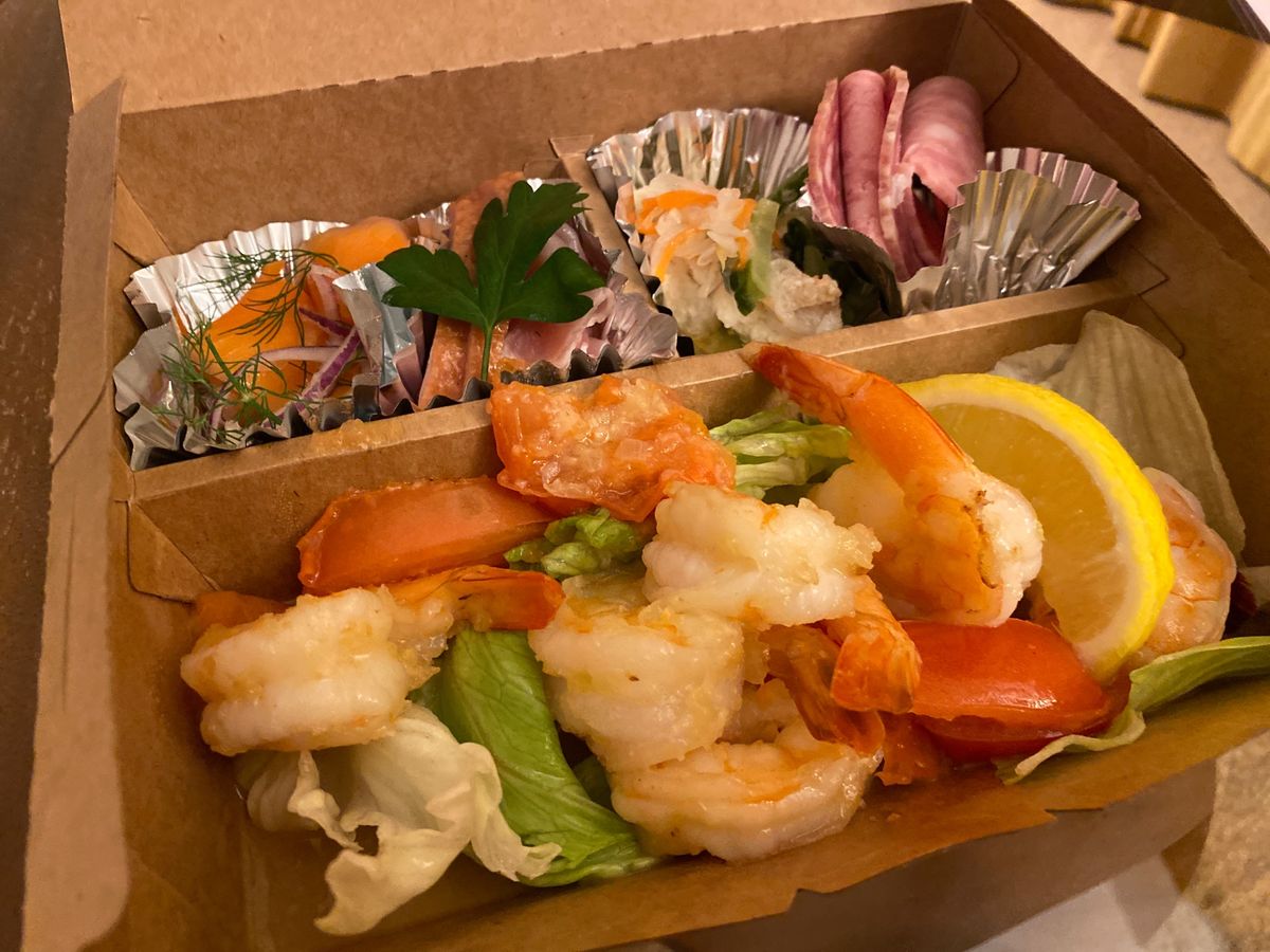 晩御飯はルームサービスで。
全然沖縄っぽさはないけど。