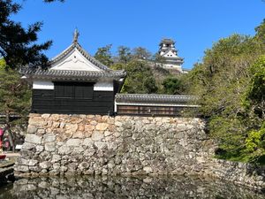 高知県高知市
高知城
●高知城天守閣
●石垣と門
●高知城の板垣退助像
●...