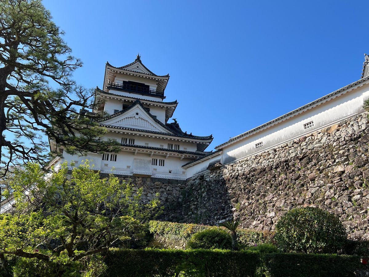 高知県高知市
高知城
●高知城天守閣
●石垣と門
●高知城の板垣退助像
●...