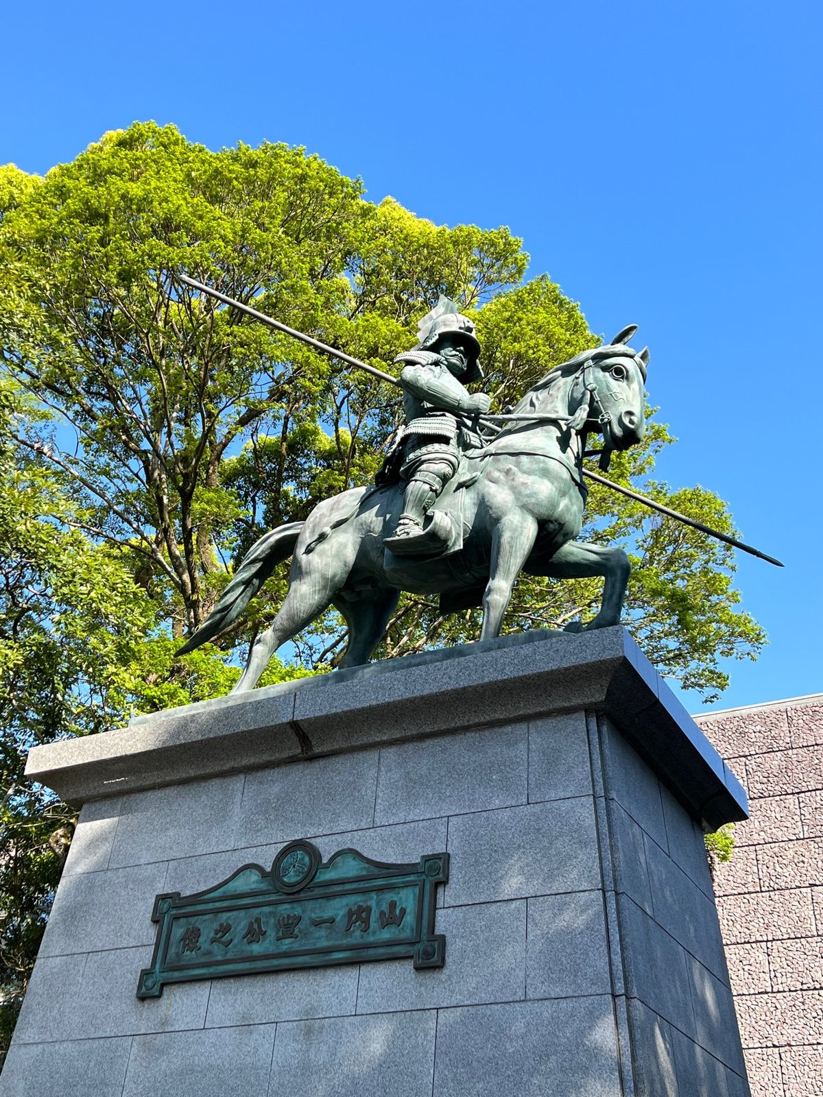 高知県高知市
高知城
●高知城天守閣
●石垣と門
●高知城の板垣退助像
●...