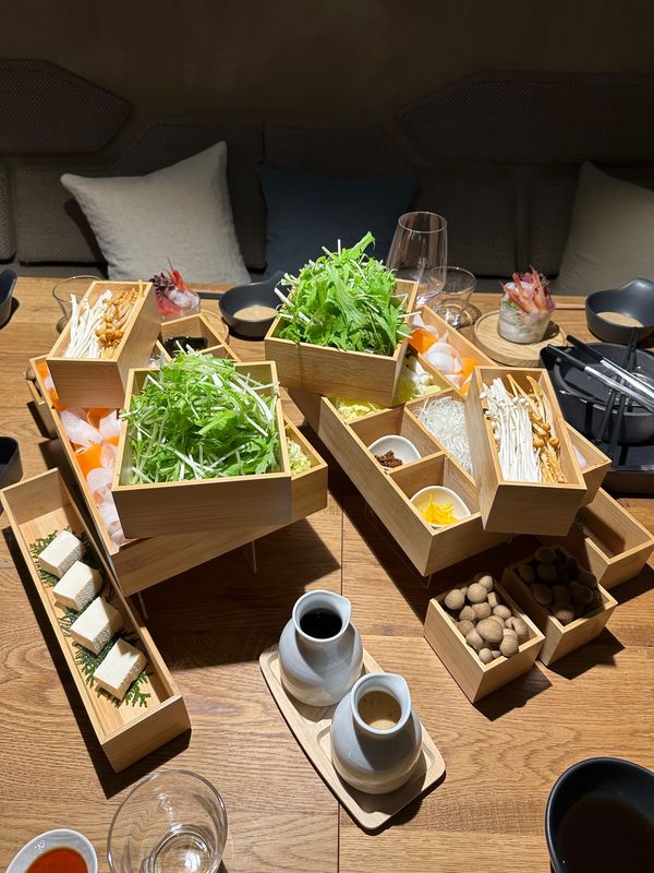 日本・山梨県「一棟貸しホテル「yl&co Hotel」へ」の写真：夕食のしゃぶしゃぶ。牛と豚と野菜とお刺身...