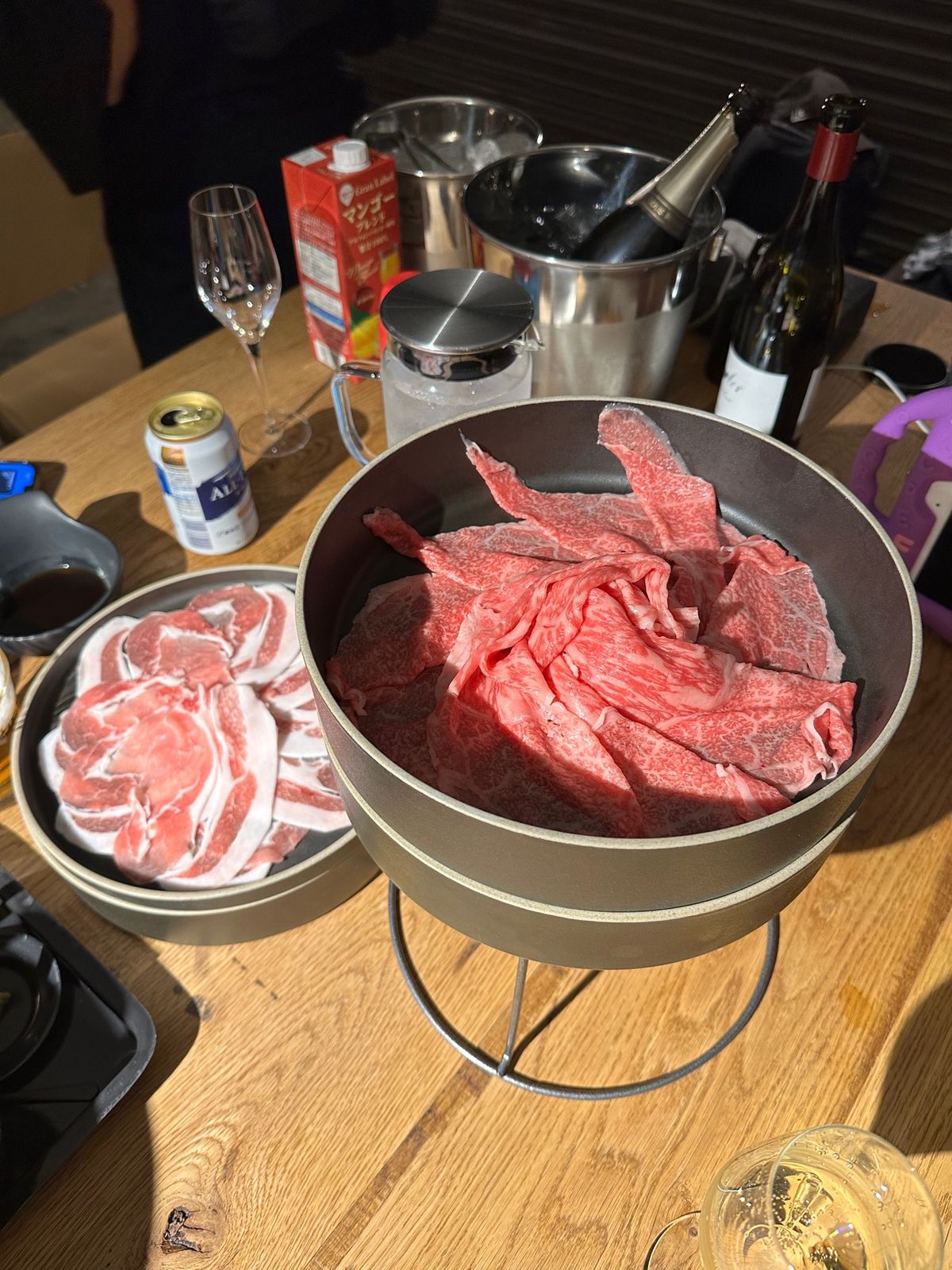 夕食のしゃぶしゃぶ。牛と豚と野菜とお刺身。とても美味しくボリューミー😂〆の...