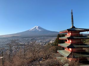 忠霊塔と忍野八海、河口湖