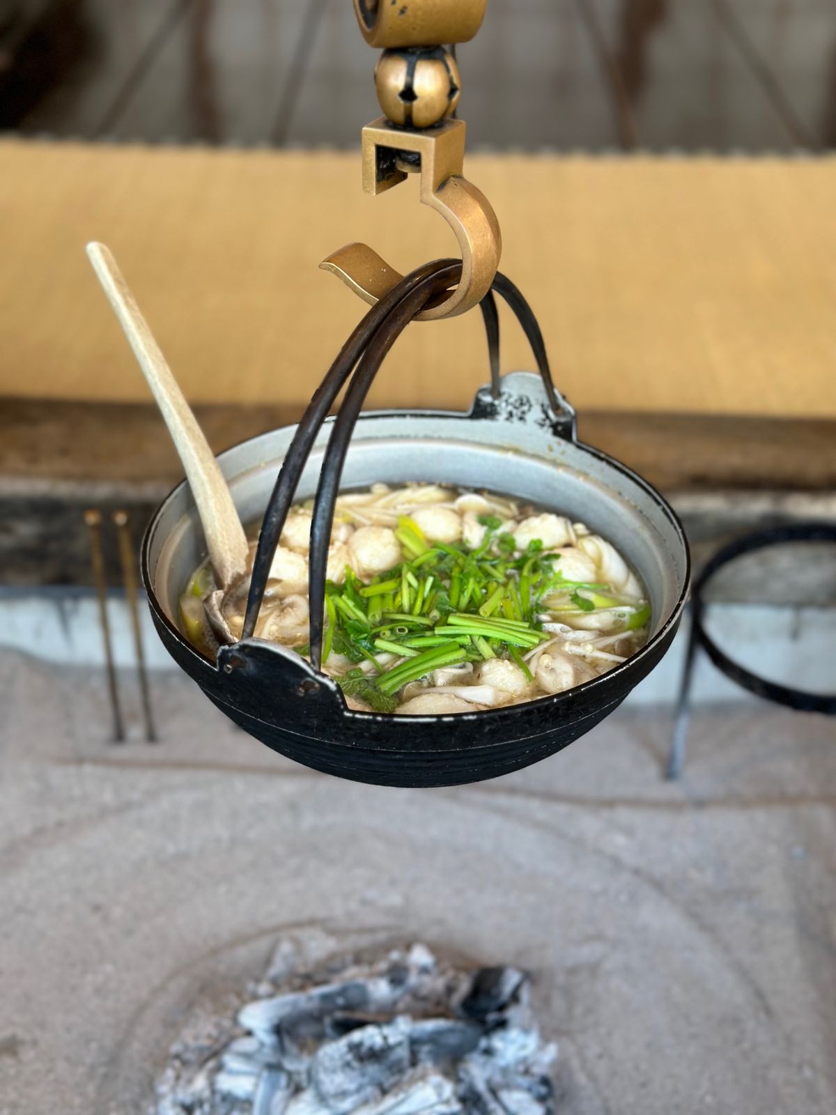 鶴の湯別館で「山の芋鍋」

冬ということもあり食事どころがあまりなく、鶴の...