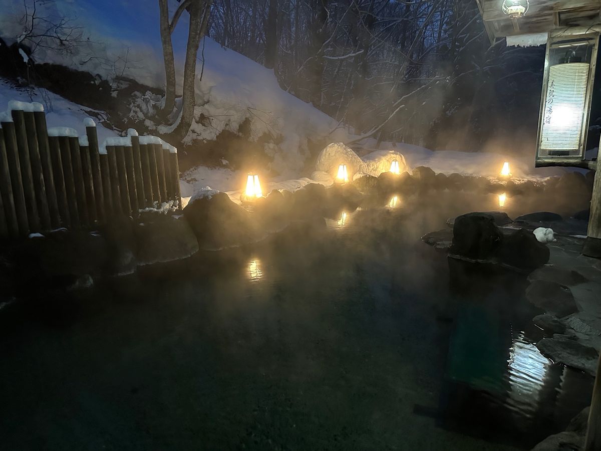 雪道を50メートルほど歩き露天風呂「唐子の湯」へ

外はマイナス5度。脱衣...