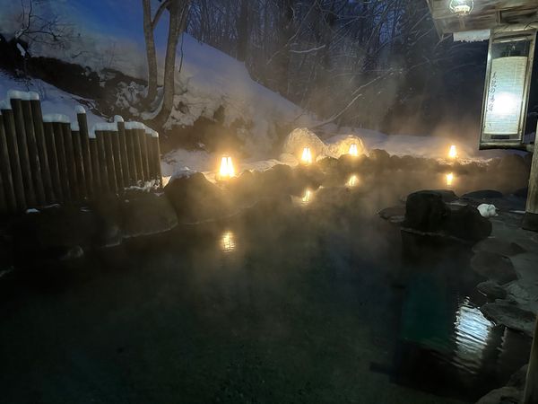 日本・乳頭温泉「乳頭温泉できりたんぽの旅」の写真：雪道を50メートルほど歩き露天風呂「唐子...