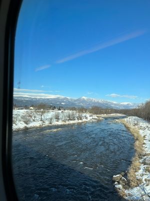 秋田に入ると雪景色に