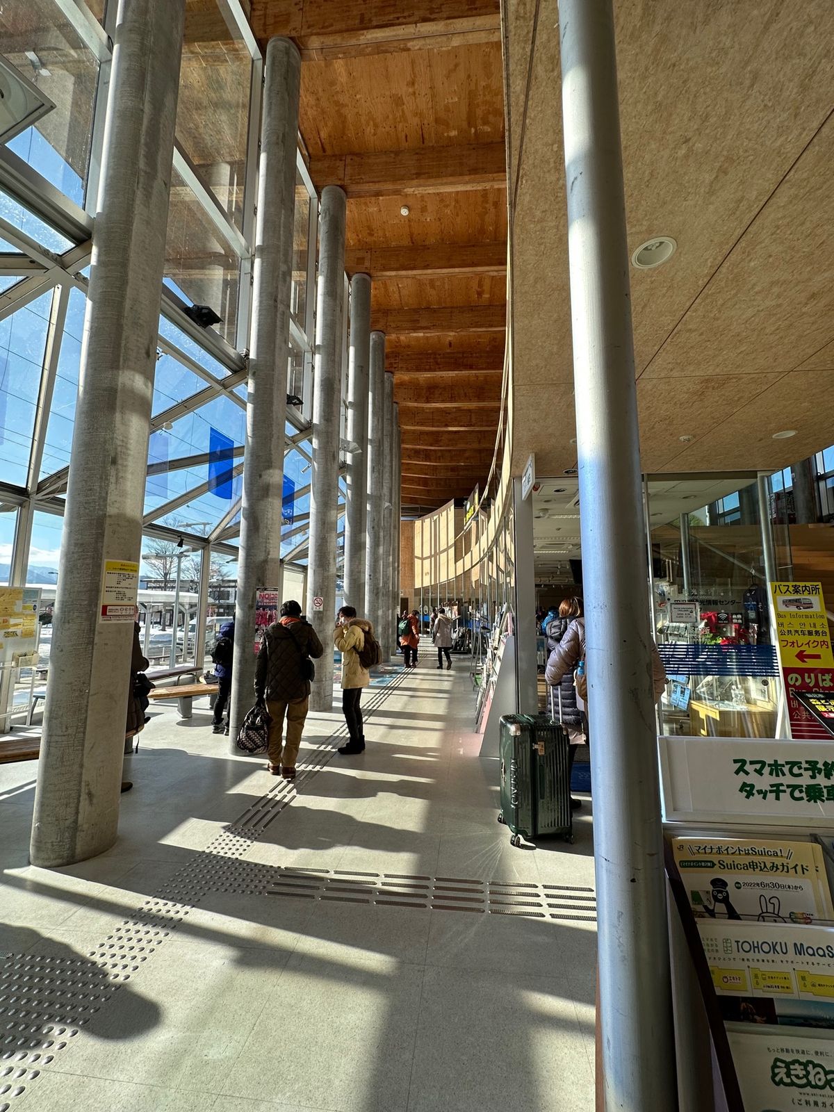 田沢湖駅に到着。新幹線の駅なんだけどすぐに改札出口！米沢駅もこんな感じだっ...