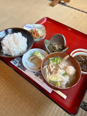 鶴の湯別館で「山の芋鍋」

冬ということもあり食事どころがあまりなく、鶴の...