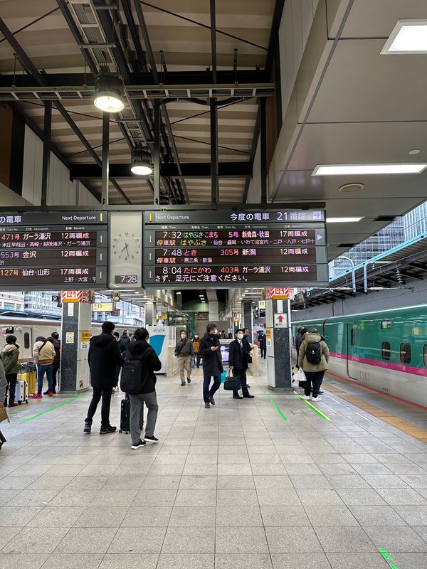 日本・乳頭温泉「乳頭温泉できりたんぽの旅」の写真：早朝の新幹線で秋田の田沢湖へ。

新幹線...