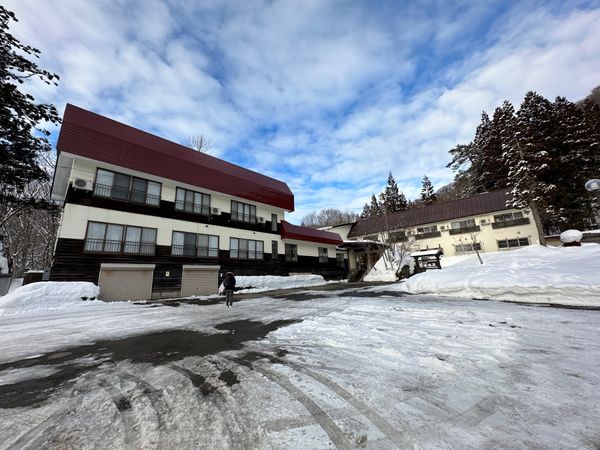 日本・乳頭温泉「乳頭温泉できりたんぽの旅」の写真：蟹場温泉へチェックイン

鶴の湯で昼飯を...