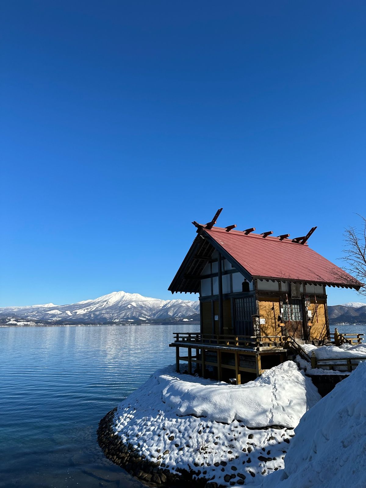 田沢湖をぐるっと半周して「たつこ象」と「漢槎宮[かんさぐう](浮木神社)」...