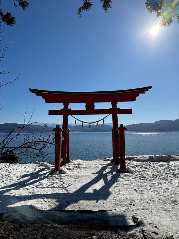 日本・乳頭温泉「乳頭温泉できりたんぽの旅」の写真：御座石神社 鳥居

南向きの鳥居なので夏...