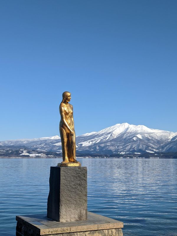 日本・田沢湖「秋田秘湯・田沢湖の旅」の写真：田沢湖のたつこ像。
これが湖の水を飲んで...