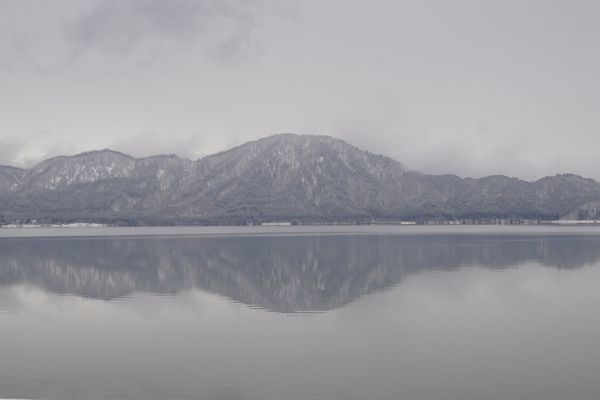 日本・田沢湖「秋田秘湯・田沢湖の旅」の写真：今日は雪が降っている田沢湖。
湖面に映る...