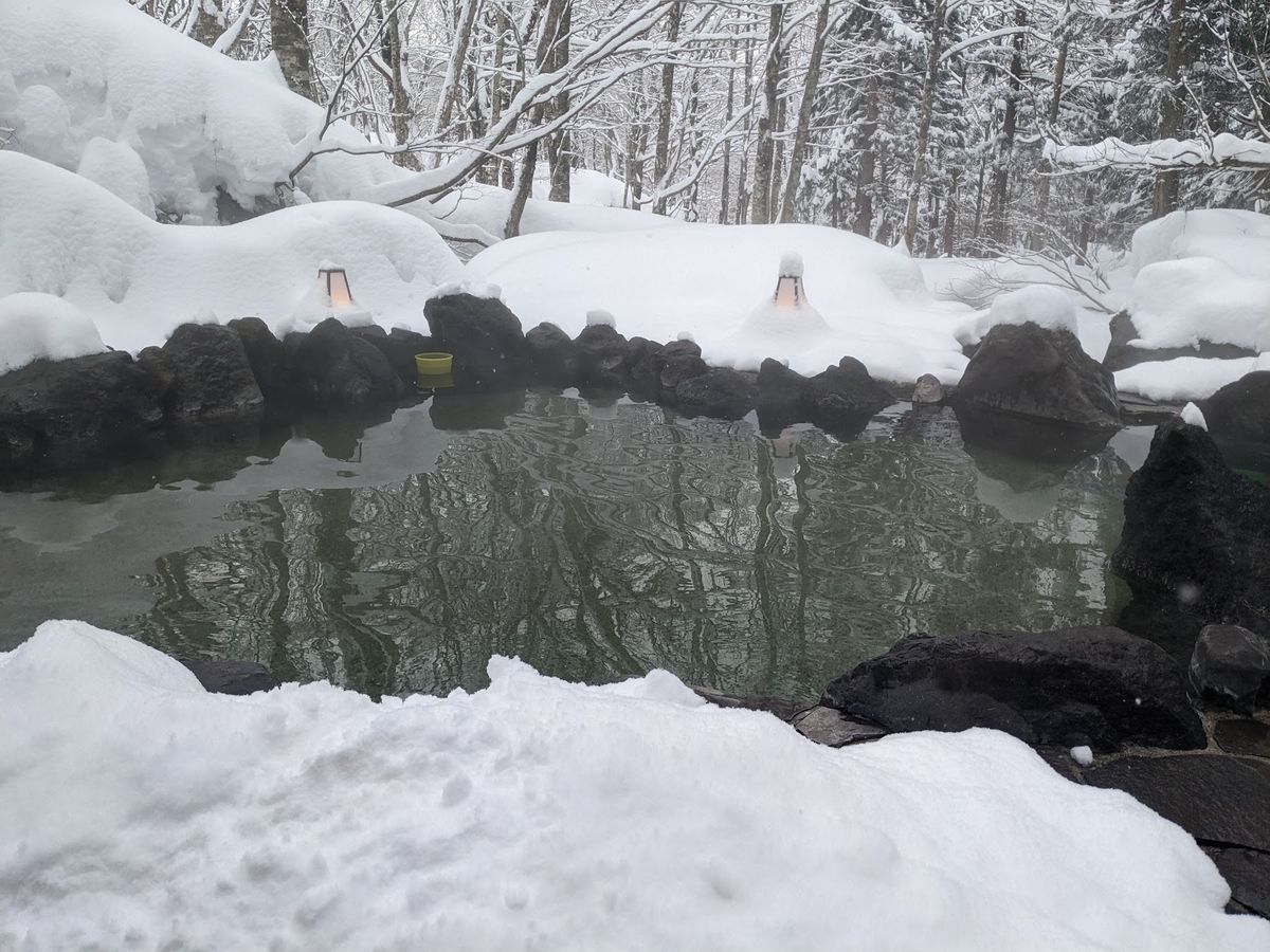 蟹場温泉の露天風呂。
宿から雪道を少し歩いて到達した先にある。
脱衣所も外...