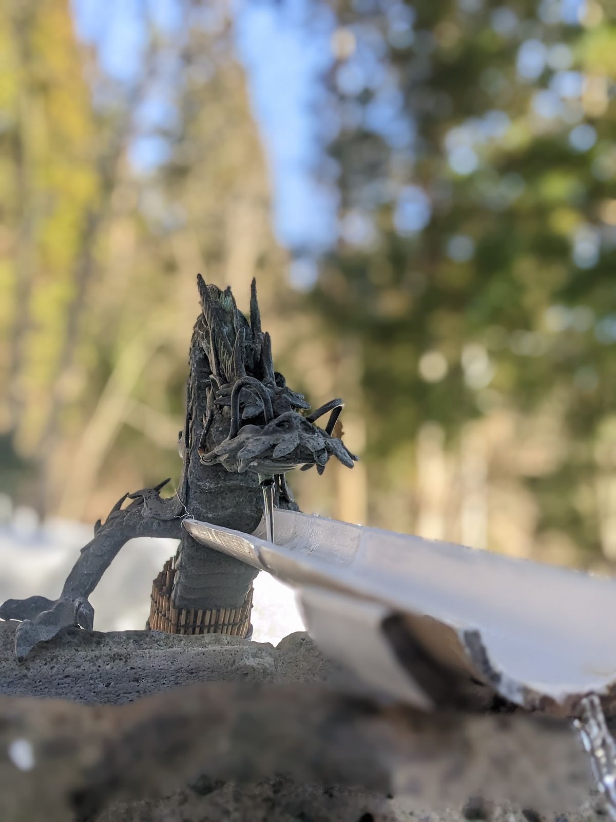 田沢湖にある、御座石神社の鳥居。
ここの神社にも龍が。
というか田沢湖綺麗...