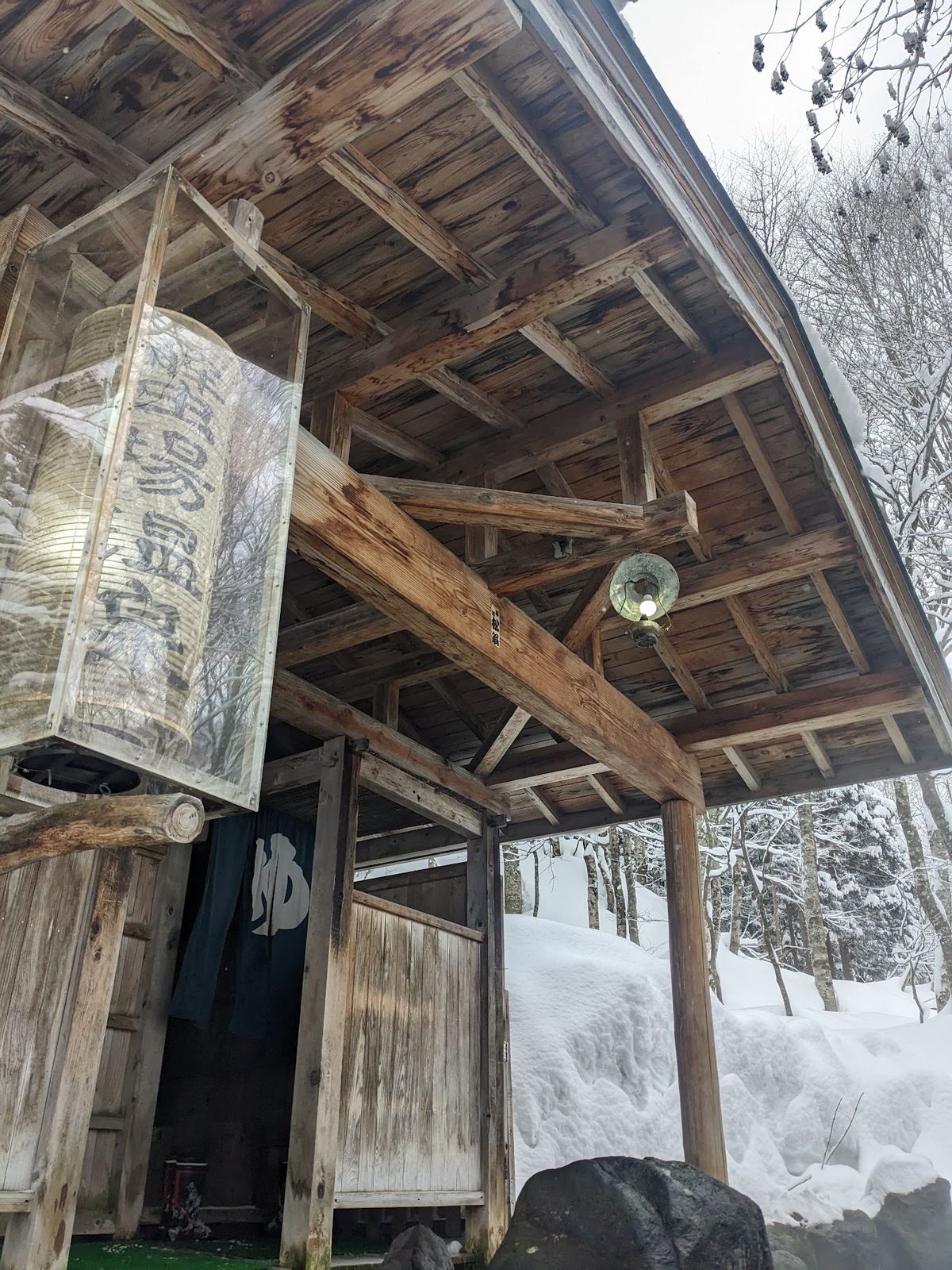 蟹場温泉の露天風呂。
宿から雪道を少し歩いて到達した先にある。
脱衣所も外...