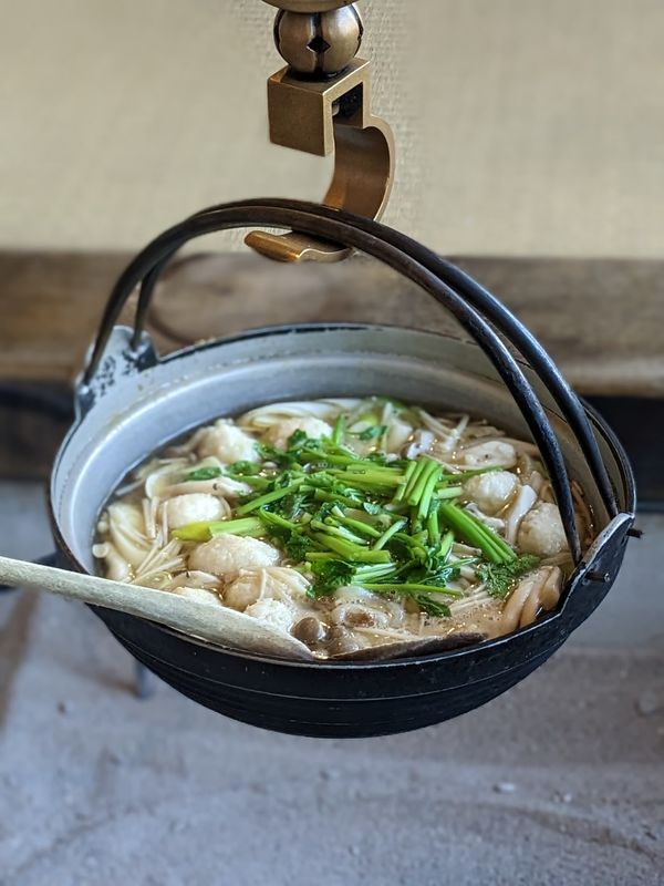 日本・田沢湖「秋田秘湯・田沢湖の旅」の写真：鶴の湯温泉で食事。
山の芋鍋定食（岩魚つ...