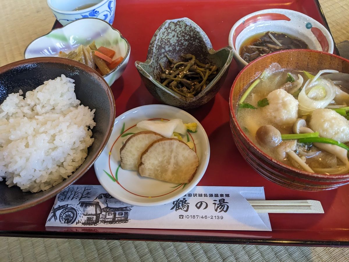鶴の湯温泉で食事。
山の芋鍋定食（岩魚つき）
岩魚はなく、ヤマメになった。...
