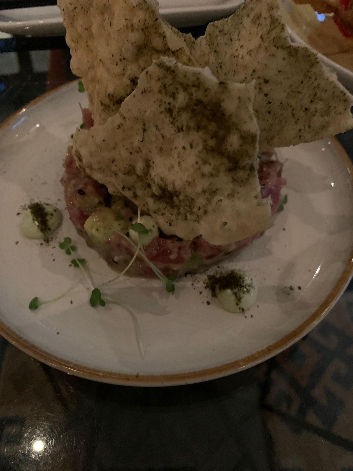 レストランに行く途中の寺院。ゆっくり見たかったけど、道路脇にあるので、写真...