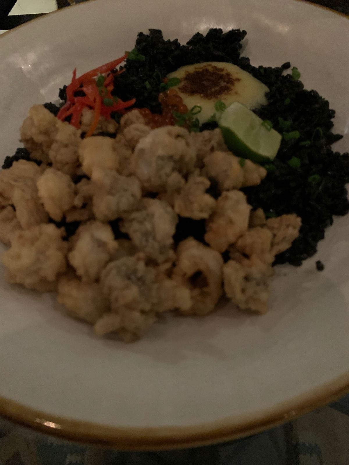 レストランに行く途中の寺院。ゆっくり見たかったけど、道路脇にあるので、写真...