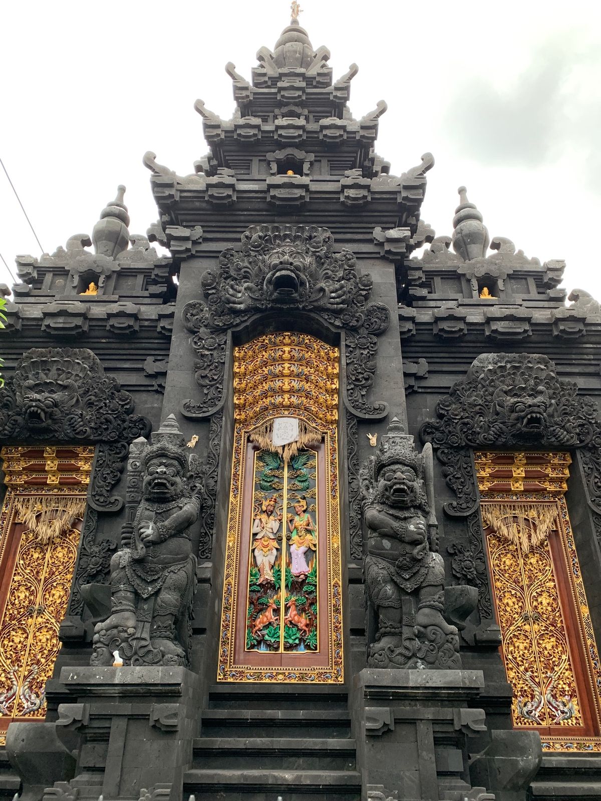 レストランに行く途中の寺院。ゆっくり見たかったけど、道路脇にあるので、写真...