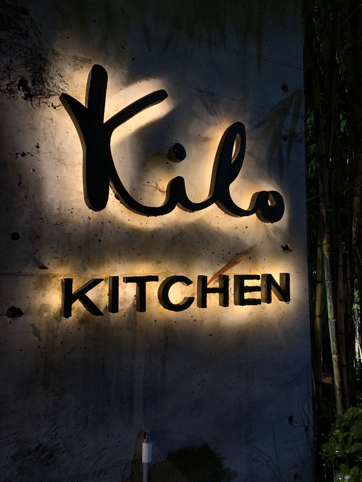 レストランに行く途中の寺院。ゆっくり見たかったけど、道路脇にあるので、写真...