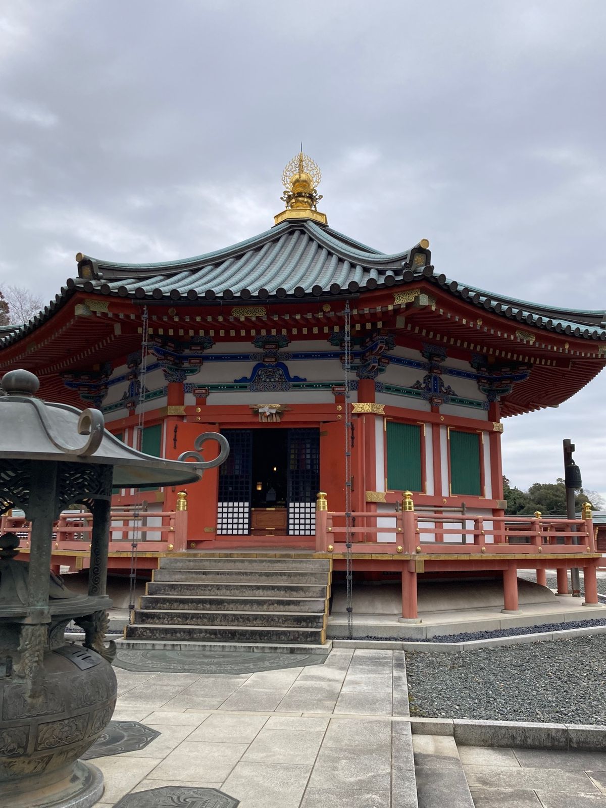 次は成田山新勝寺へ。もうお正月気分でもないから、そんなに人はいないと思って...