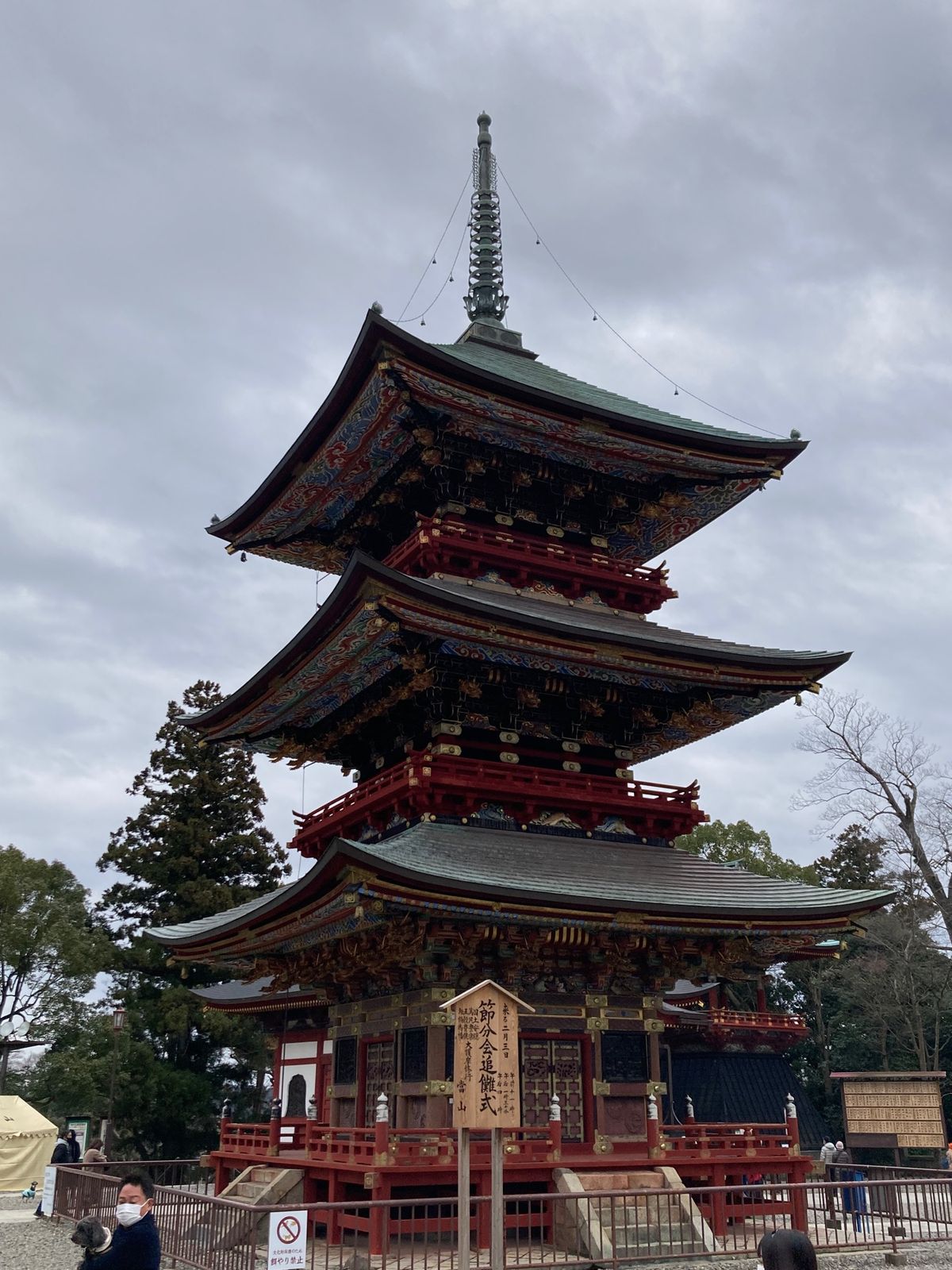 次は成田山新勝寺へ。もうお正月気分でもないから、そんなに人はいないと思って...