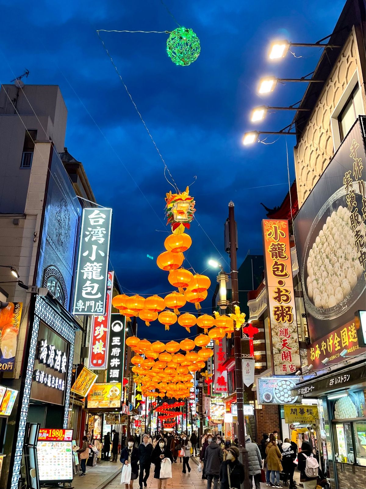 横浜中華街の善隣門と中華街大通り