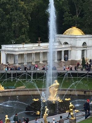 ランチ後はペテルゴフ《ピョートル大帝の夏の宮殿の庭園》。
前回は冬だったか...