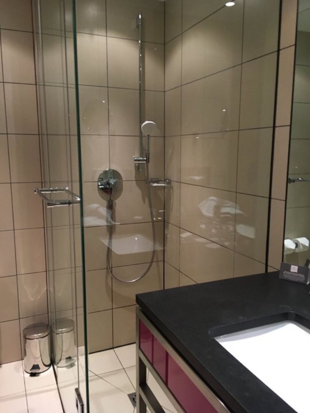 一日目は移動だけですが、いきなりトラブル発生‼️ホテルの部屋が、ほとんどダ...