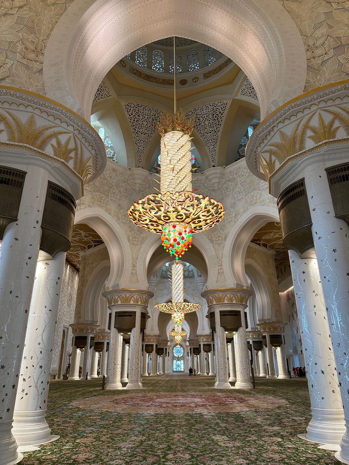 シェイク ザイード グランドモスクという巨大なモスクを見学。
とにかくデカ...