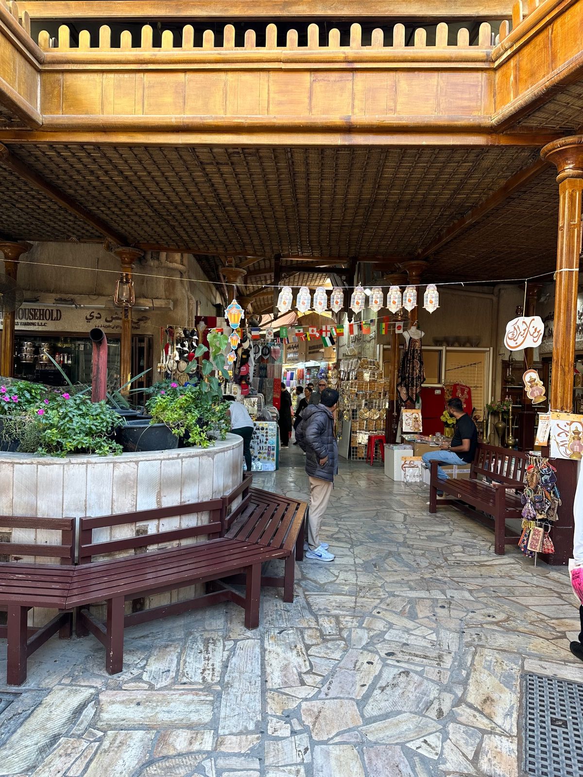 ゴールドや香辛料の路面店が立ち並ぶスークへ。
日本で言うアメ横のような場所...