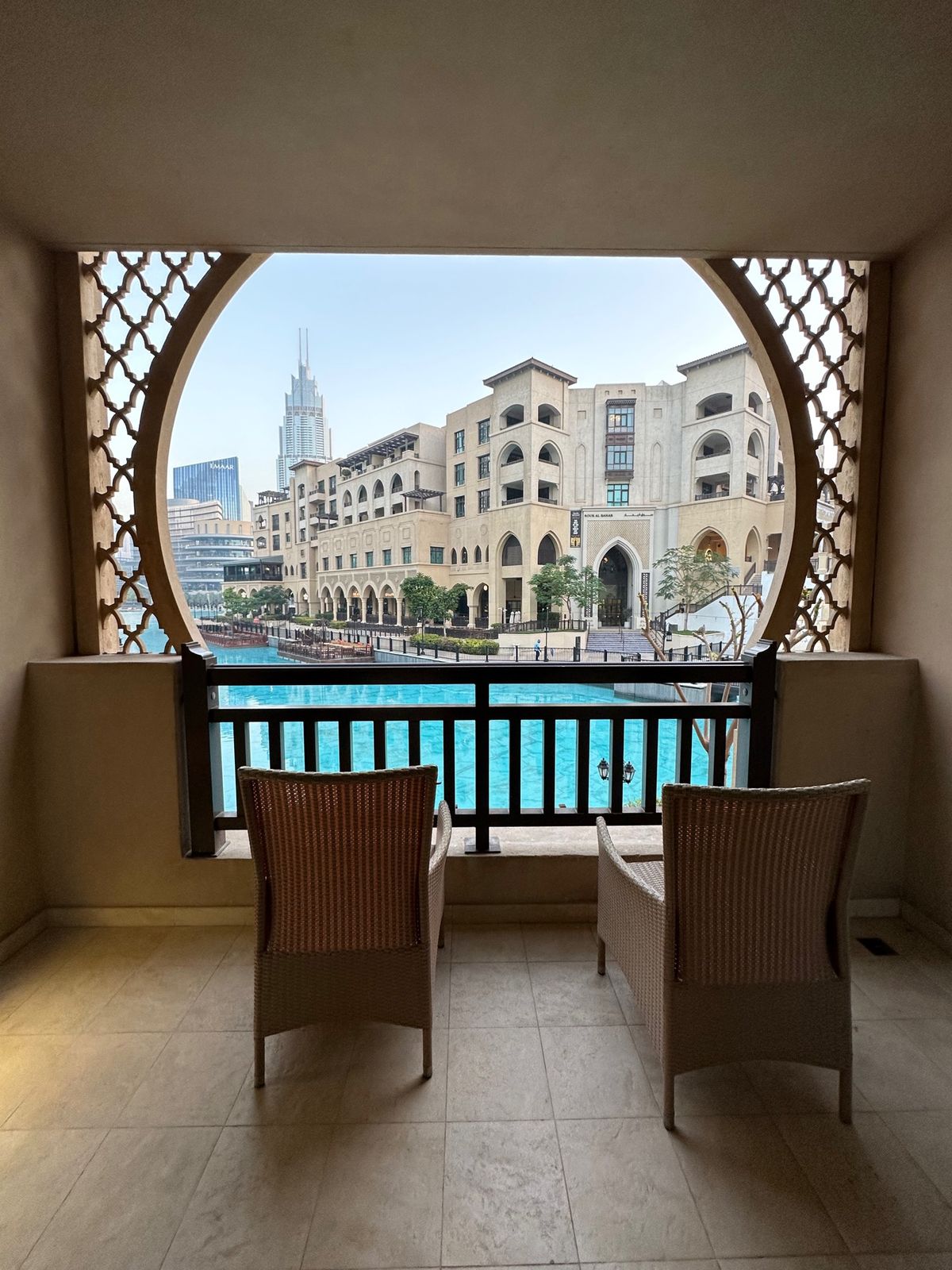 ホテル パレスダウンタウンへ
ベランダから噴水ショーを見ます