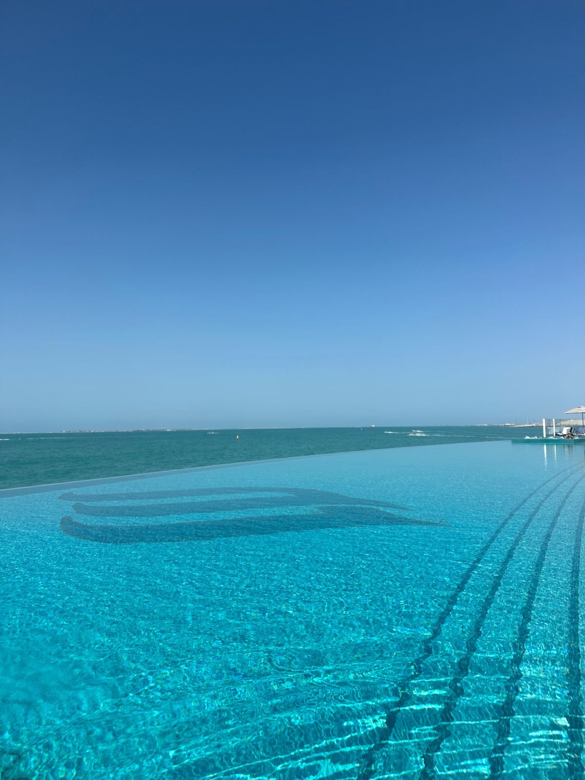 ブルジュアルアラブの屋外プールもすごかった。
海に面したインフィニティプー...
